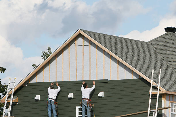 Professional Vinyl Siding technician working in Abingdon, IL